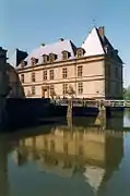 Le château et sa passerelle d'accès.