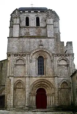 La façade de l'église Saint-Nazaire.