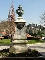 Buste de Louis Daguerre« Monument à Jacques Louis Daguerre à Cormeilles-en-Parisis », sur À nos grands hommes,« Monument à Jacques Louis Daguerre à Cormeilles-en-Parisis », sur e-monumen