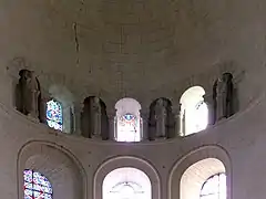 Groupe de quatre statues dans le chœur.