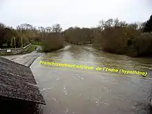 Photographie en couleurs d'une rivière et de l'emplacement possible d'un pont ou gué antique.