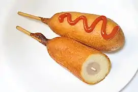 Pogos à la pâte de maïs, ou « Corn dogs », au Japon.