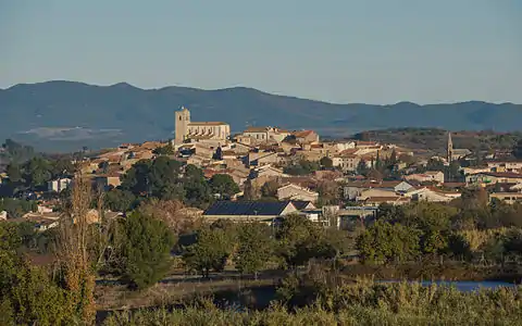La partie historique du village construite sur une colline. Aperçu de l'église Saint-Léonce