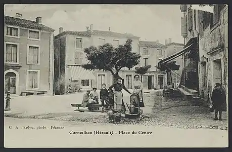 Place du centre du village : carte postale (1913).