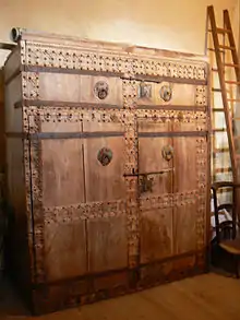 Armoire datée du XIVe siècle, aujourd'hui utilisée dans la sacristie de l'église Sainte-Marie de Corneilla-de-Conflent.