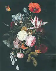 Vase de fleurs posé sur un entablement avec quatre papillons