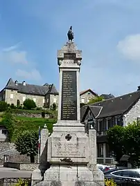 Le monument aux morts (dans le bourg).