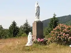 Statues du site de la chapelle de Travexin.