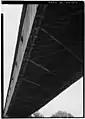(image 7 sur 9)1984Vue du dessous depuis le sol :  les entretoises inférieures reliées aux solives qui supportent les planches du tablier.