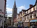 Drapeaux (bunting (en)) dans une rue commerçante de Rugby pour marquer le couronnement de Charles III.