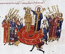 Photographie d'un manuscrit montrant le couronnement d'un homme par un autre, sur une estrade, entourée de plusieurs courtisans.