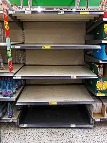 Rupture de stock totale de certaines marques de boisson, mais pas rupture de stock totale de toutes les boissons, dans un supermarché de Londres, Royaume-Uni, 10 mars 2020.