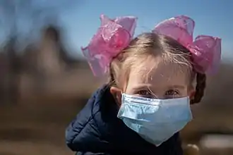 Enfant portant un masque chirurgical.