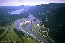 Vue aérienne du barrage de Bonneville et du lac de Bonneville