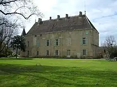Le château de Germolles sur sa façade est.
