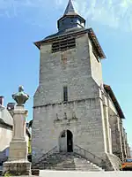 Église Saint-Martial et monument au général Tramond.