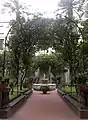 Jardin central du cloître, avec une fontaine du XVIe siècle