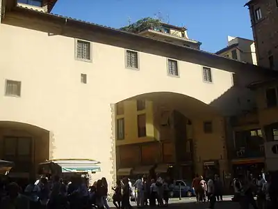 Arche au-delà du Ponte Vecchio.