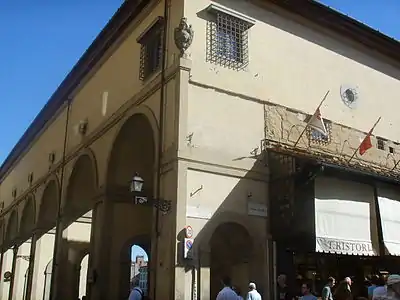 Tournant vers le Ponte Vecchio.