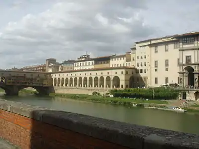 Le long de l'Arno, entre les Offices et le Ponte Vecchio.