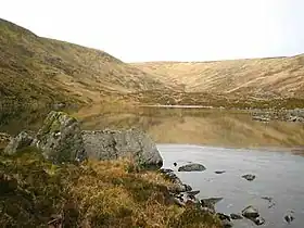 Vue de Corrigasleggaun depuis Kelly's Lough, à l'est du sommet.