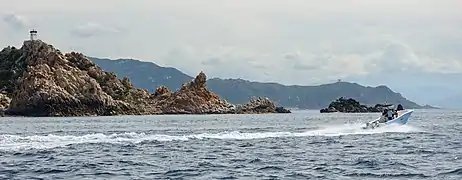 Capi di Muru et son phare ; en arrière-plan, Capu Neru