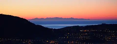 Corse vue de Nice au matin, une distance de 200 kilomètres.