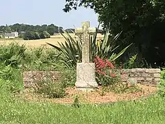 Une des nombreuses croix en granit de Corseul.