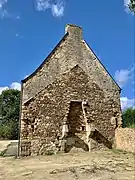 Pignon est de la Ferme du Haut-Bécherel avec les traces d’un bâtiment disparu et les restes d’une cheminée.