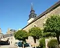 L'arrière de église Saint-Pierre de Corseul vue de la rue de Lessard.