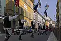 Lanceurs de drapeaux dans une des rues du centre historique