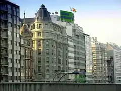 Façade de la Banco Gallego en face du port.