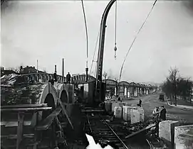 Construction du viaduc qui supporte une partie de la station (1904).