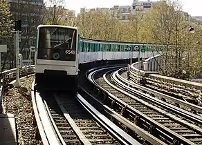 Rame MP 73 entrant en station et se dirigeant vers Nation.