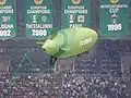 Le dirigeable Cosmote à l'intérieur du stade pendant la finale de championnat de basket-ball grecque 2008.