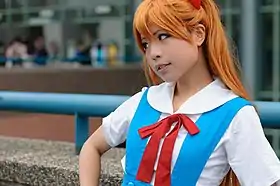 Cosplay d'Asuka en costume de lycéenne