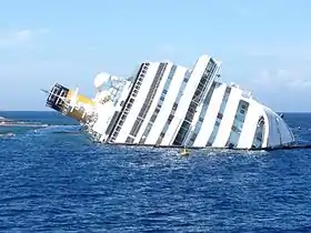 Le Costa Concordia couché sur son flanc tribord.