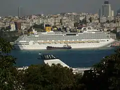 Le navire à quai à  Istanbul.