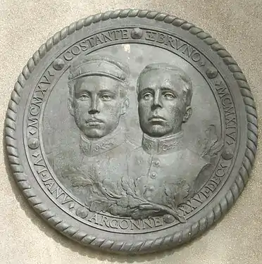 Médaillon représentant Constante et Bruno, médaillon figurant sur le monument à Giuseppe Garabaldi du square Garibaldi (15e arrondissement de Paris).