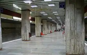 Quai central avec des colonnes le tout en béton gris