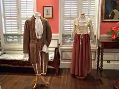 Costume du dimanche d'esclaves et vêtement de mulâtresse au XVIIIe siècle, Musée Saint-John-Perse, Pointe-à-Pitre.