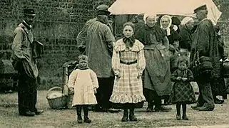 Photographie ancienne représentant un groupe de personnes.