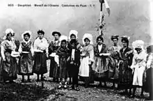 Carte postale en noir et blanc de femmes en costume traditionnel.