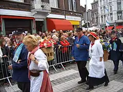 Costumes traditionnels liégeois : ouvrier et botteresse, cortège du 15 août en Outremeuse.