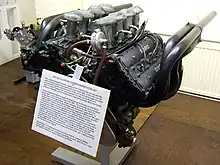 Photographie d'un moteur V8 Cosworth dans un musée, sans voiture.