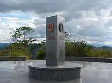 borne en pierre triangulaire posée sur un socle circulaire