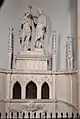 Fonts baptismaux de l'église, sculpture en marbre blanc (baptême du Christ).