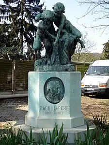 Monument à Raoul Larche