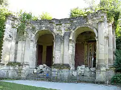 Vestiges d'un des deux portiques courbes du château