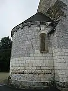 Photographie en couleurs d'un rang de petits moellons de grès dans le mur d'une église.